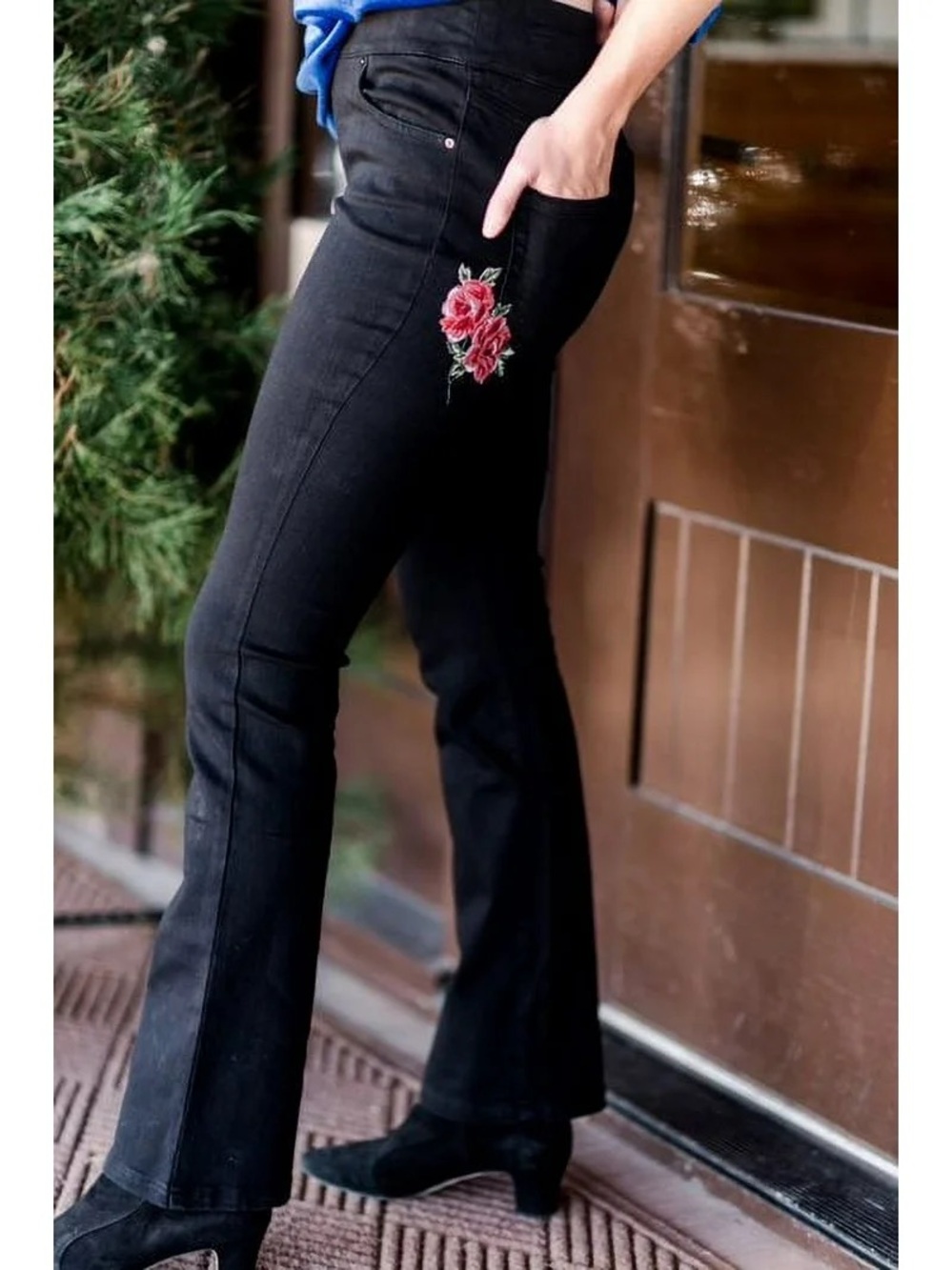 NWT Bootcut embroidered pull-on Jean